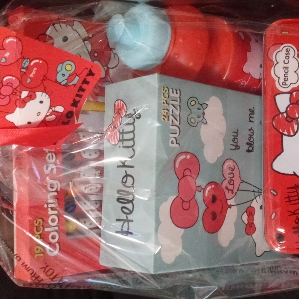 Hello Kitty Valentine's Gift Set 2021 - Picture 3 of 5